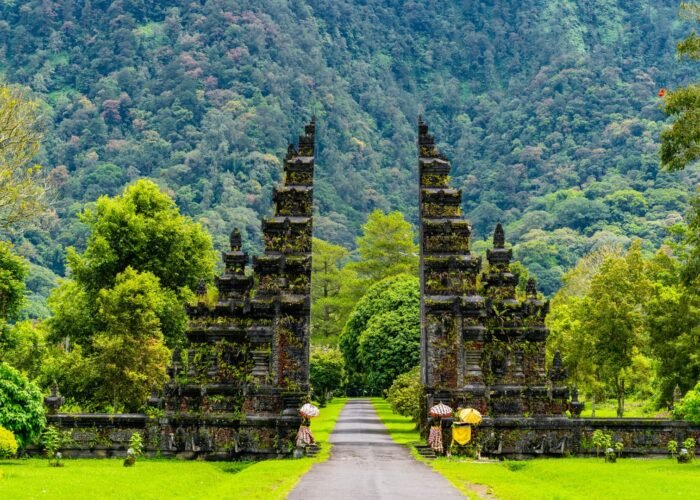 6 Days Bali itinerary featuring Ubud temples, Kintamani Mount Batur, Tanah Lot sunset, Tanjung Benoa water sports, Uluwatu cliff temple, and Nusa Penida’s Kelingking Beach & Crystal Bay.