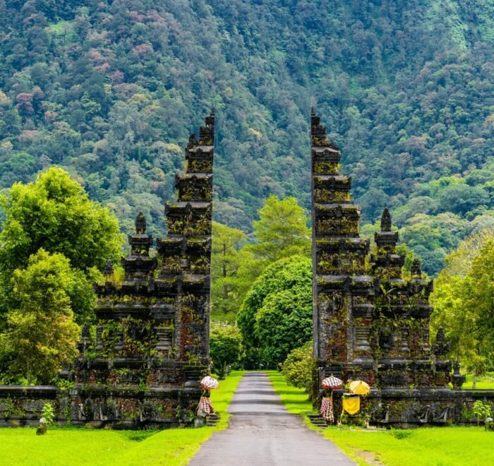 6 Days Bali itinerary featuring Ubud temples, Kintamani Mount Batur, Tanah Lot sunset, Tanjung Benoa water sports, Uluwatu cliff temple, and Nusa Penida’s Kelingking Beach & Crystal Bay.